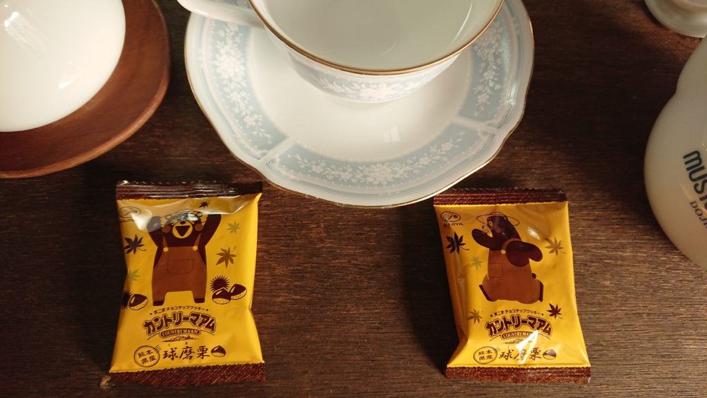 くまモンの球磨栗のカントリーマアムと準備中の紅茶セット