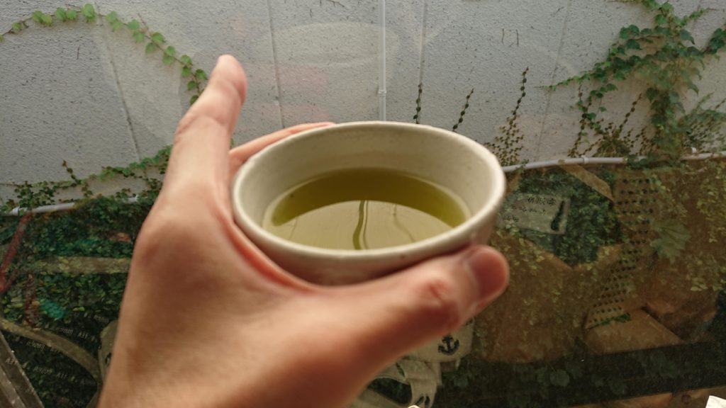 緑茶の二煎目。緑の色が濃くなったので、たぶん深蒸し茶。