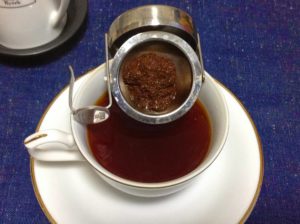 ティーカップに引っ掛けた回転茶こし