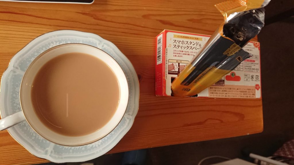 テーブルに加賀棒茶のお菓子を置いて、ミルクティーと