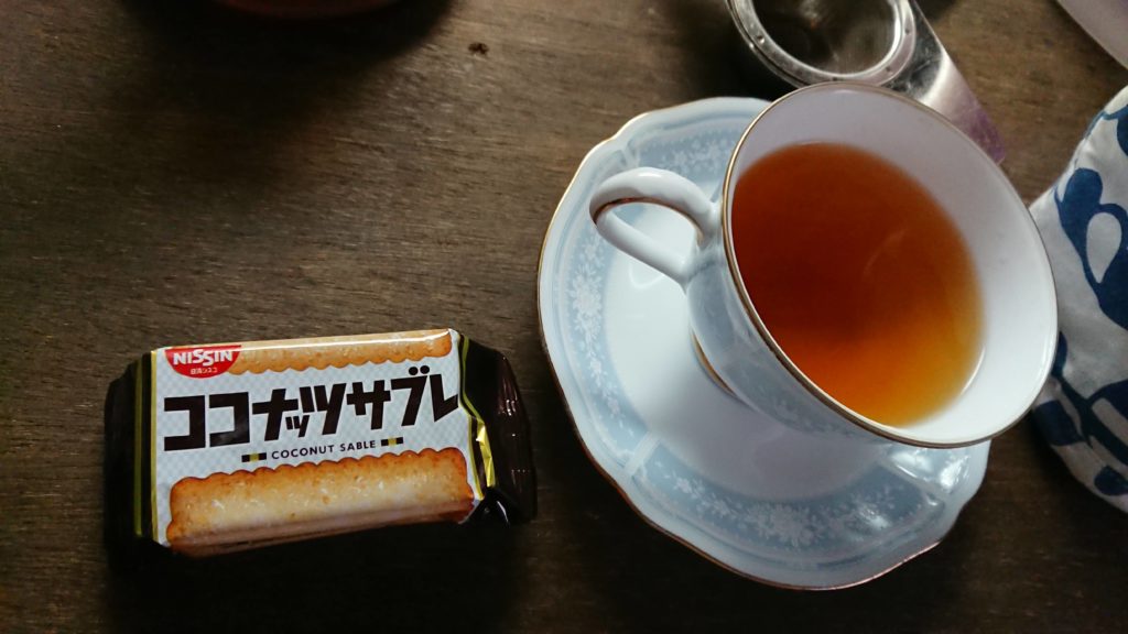 twitterにこんな紅茶飲んでるよと投稿した写真。ココナッツサブレが好き。