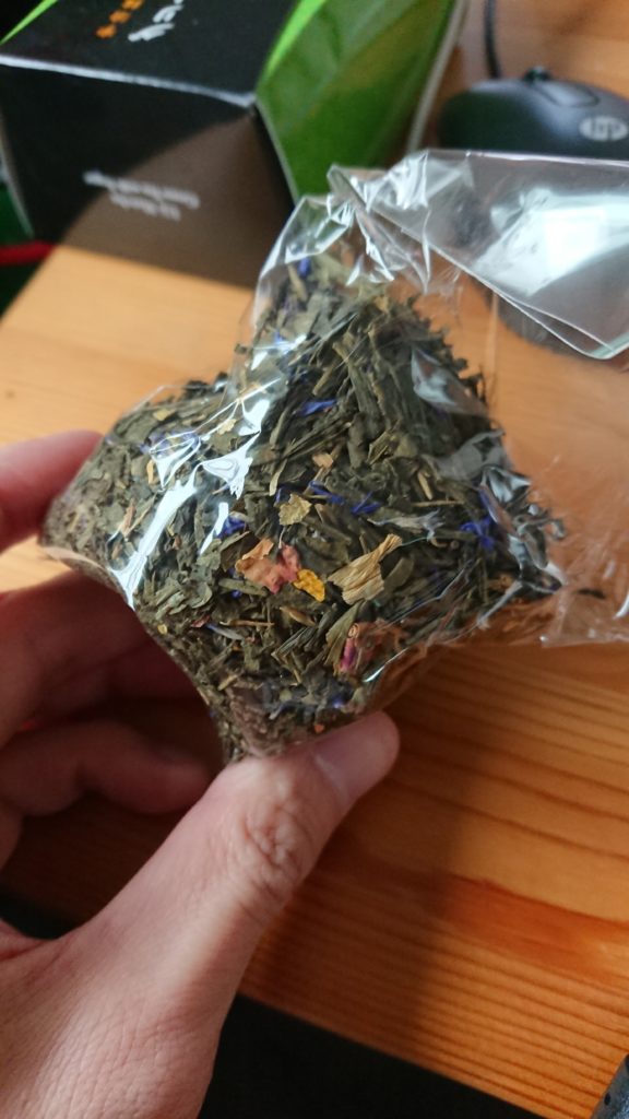 どんなお茶を飲んでるの？を伝えるために撮影した写真。中国緑茶にお花がいろいろ入ってました。